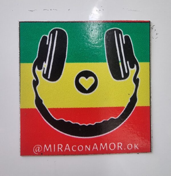 Imán Mira con Amor Rasta Headphones - Image 2